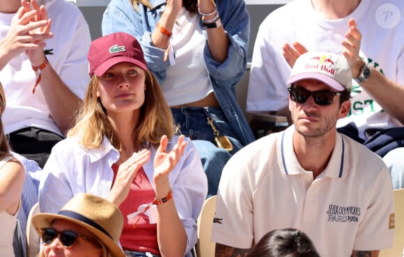 Constance Jablonski et son mari Matthias Dandois - Célébrités dans les tribunes des Internationaux de France de tennis de Roland Garros 2024 à Paris le 7 juin 2024. © Jacovides-Moreau/Bestimage 