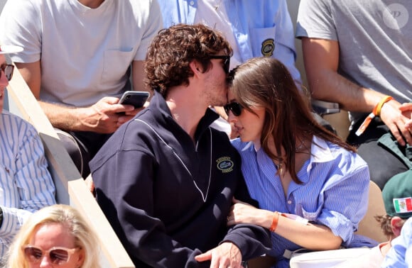 Logan Lerman et sa compagne Analuisa Corrigan - Célébrités dans les tribunes des Internationaux de France de tennis de Roland Garros 2024 à Paris le 7 juin 2024. © Jacovides-Moreau/Bestimage 