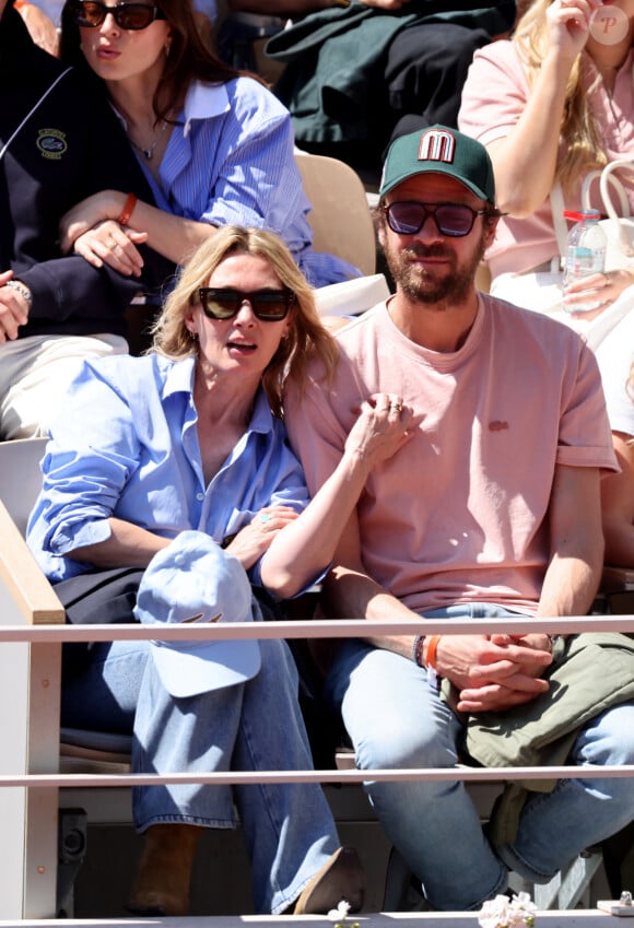 Anne Marivin et son compagnon Cyril Mokaiesh - Célébrités dans les tribunes des Internationaux de France de tennis de Roland Garros 2024 à Paris le 7 juin 2024. © Jacovides-Moreau/Bestimage 