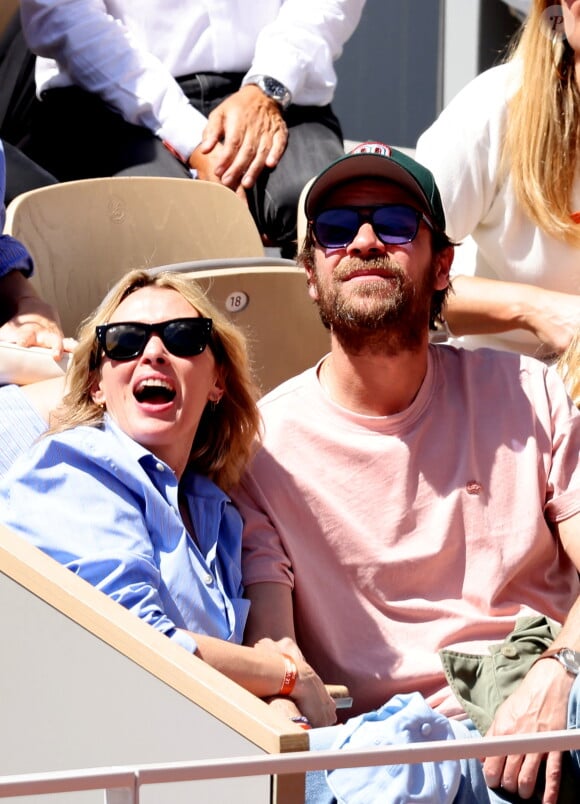 Anne Marivin et son compagnon Cyril Mokaiesh - Célébrités dans les tribunes des Internationaux de France de tennis de Roland Garros 2024 à Paris le 7 juin 2024. © Jacovides-Moreau/Bestimage 