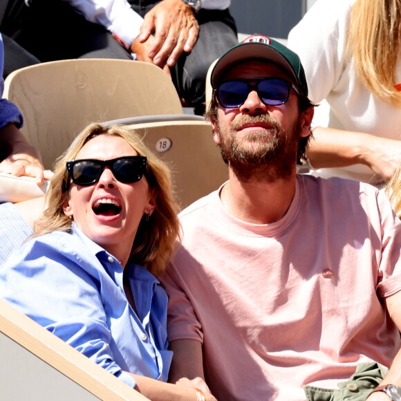 Anne Marivin et son compagnon Cyril Mokaiesh - Célébrités dans les tribunes des Internationaux de France de tennis de Roland Garros 2024 à Paris le 7 juin 2024. © Jacovides-Moreau/Bestimage 