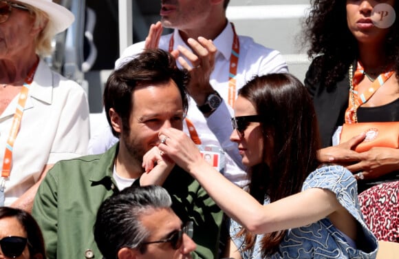 Vianney et sa femme Catherine Robert - Célébrités dans les tribunes des Internationaux de France de tennis de Roland Garros 2024 à Paris le 7 juin 2024. © Jacovides-Moreau/Bestimage 