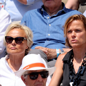 Muriel Robin et sa femme Anne Le Nen - Célébrités dans les tribunes des Internationaux de France de tennis de Roland Garros 2024 à Paris le 7 juin 2024. © Jacovides-Moreau/Bestimage 