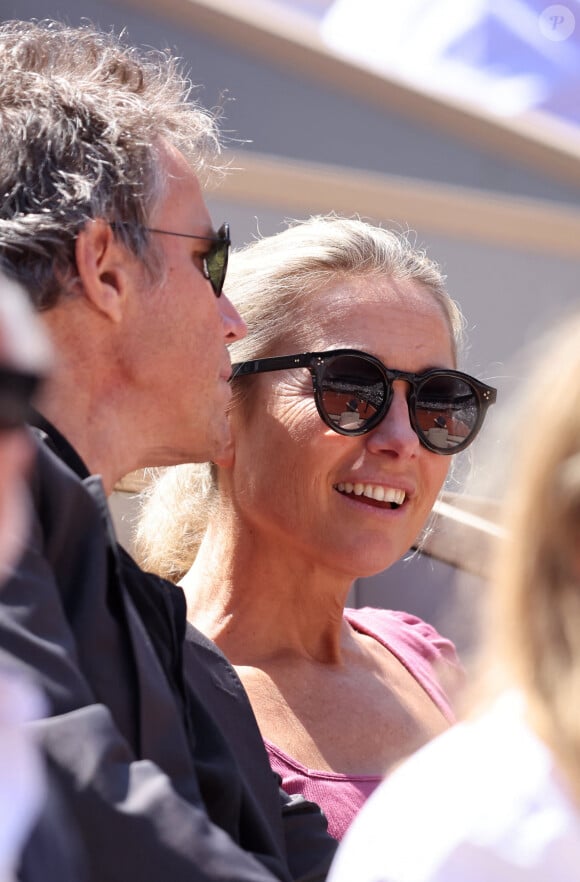 Avec son mari Arthur Sadoun, elle s'est rendue à Roland-Garros
Anne-Sophie Lapix et son mari Arthur Sadoun - Célébrités dans les tribunes des Internationaux de France de tennis de Roland Garros 2024 à Paris. © Jacovides-Moreau/Bestimage 