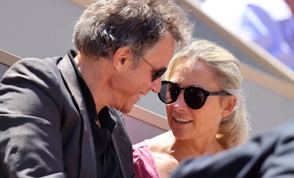 Anne-Sophie Lapix et son mari Arthur Sadoun - Célébrités dans les tribunes des Internationaux de France de tennis de Roland Garros 2024 à Paris le 7 juin 2024. © Jacovides-Moreau/Bestimage 