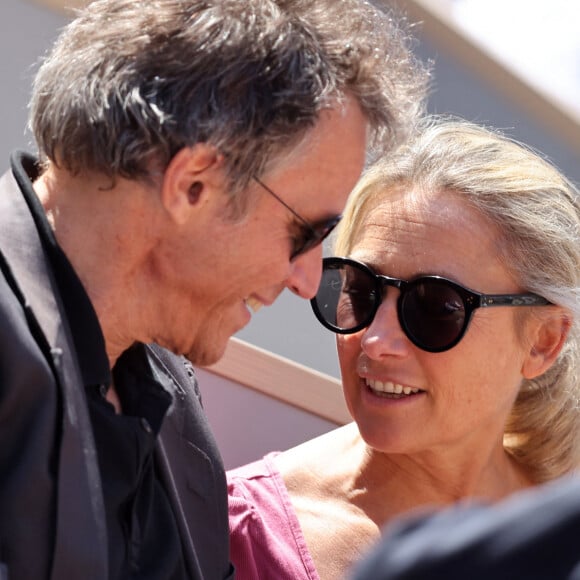 Anne-Sophie Lapix et son mari Arthur Sadoun - Célébrités dans les tribunes des Internationaux de France de tennis de Roland Garros 2024 à Paris le 7 juin 2024. © Jacovides-Moreau/Bestimage 