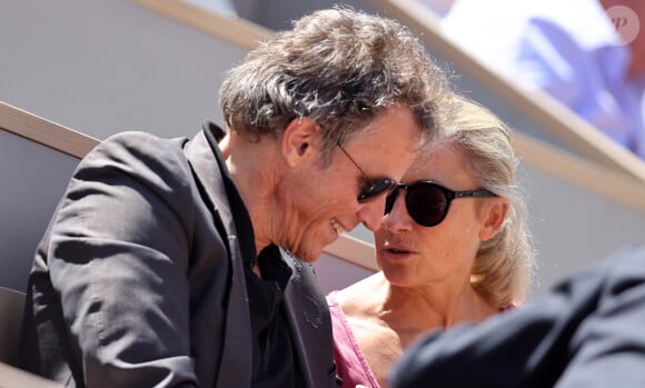 Anne-Sophie Lapix et son mari Arthur Sadoun - Célébrités dans les tribunes des Internationaux de France de tennis de Roland Garros 2024 à Paris le 7 juin 2024. © Jacovides-Moreau/Bestimage 