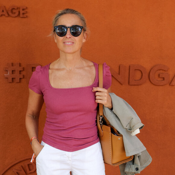 Elle n'était pas seule mais avec son mari Arthur Sadoun, elle s'est rendue à Roland-Garros
Anne-Sophie Lapix au village lors des Internationaux de France de tennis de Roland Garros 2024, à Paris. © Jacovides-Moreau/Bestimage 