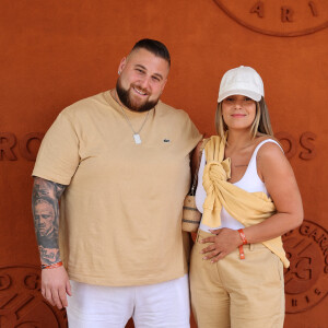 Nico Capone et sa compagne Elisa - Célébrités au village lors des Internationaux de France de tennis de Roland Garros 2024 à Paris le 9 juin 2024.  Celebrities in the village during the 2024 Roland Garros French Open tennis tournament in Paris on June 9, 2024.