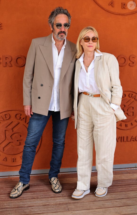 Emmanuelle Béart et son compagnon Frédéric Chaudier - Célébrités au village lors des Internationaux de France de tennis de Roland Garros 2024 à Paris le 9 juin 2024.  Celebrities in the village during the 2024 Roland Garros French Open tennis tournament in Paris on June 9, 2024.