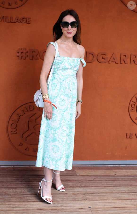 Elsa Zylberstein - Célébrités au village lors des Internationaux de France de tennis de Roland Garros 2024 à Paris le 9 juin 2024.  Celebrities in the village during the 2024 Roland Garros French Open tennis tournament in Paris on June 9, 2024.