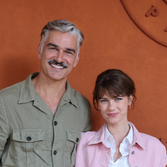 François Vincentelli et sa femme Alice Dufour - Célébrités au village lors des Internationaux de France de tennis de Roland Garros 2024 à Paris le 9 juin 2024.  Celebrities in the village during the 2024 Roland Garros French Open tennis tournament in Paris on June 9, 2024.