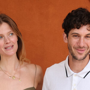 Constance Jablonski et son mari Matthias Dandois - Célébrités au village lors des Internationaux de France de tennis de Roland Garros 2024 à Paris le 9 juin 2024.  Celebrities in the village during the 2024 Roland Garros French Open tennis tournament in Paris on June 9, 2024.