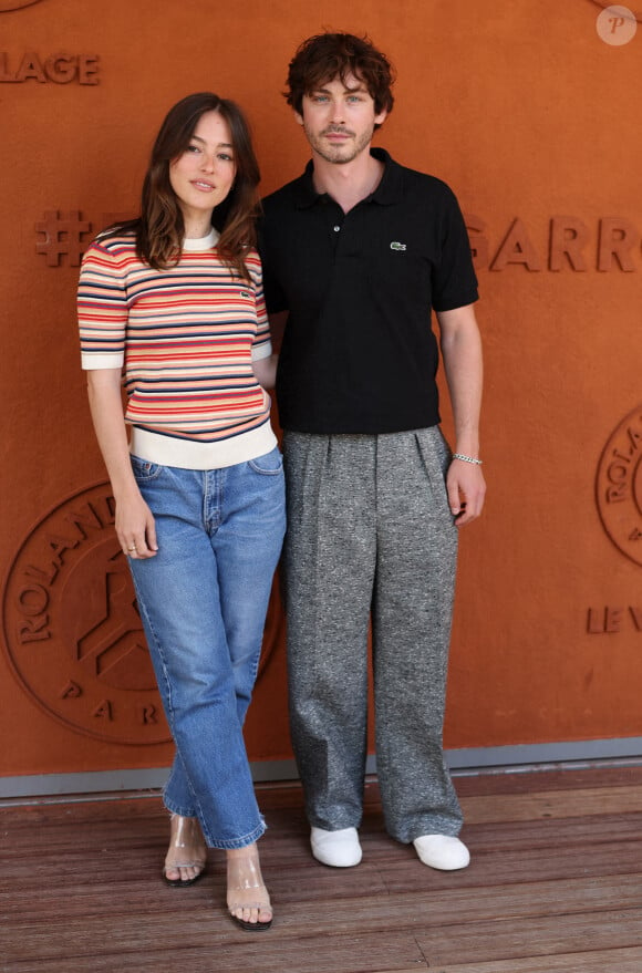 Logan Lerman et sa compagne Analuisa Corrigan - Célébrités au village lors des Internationaux de France de tennis de Roland Garros 2024 à Paris le 9 juin 2024.  Celebrities in the village during the 2024 Roland Garros French Open tennis tournament in Paris on June 9, 2024.