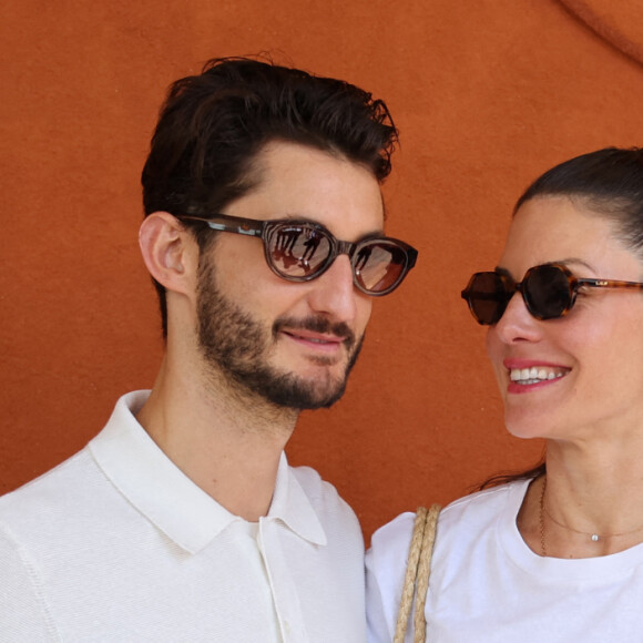 Pierre Niney et sa compagne Natasha Andrews - Célébrités au village lors des Internationaux de France de tennis de Roland Garros 2024 à Paris le 9 juin 2024.  Celebrities in the village during the 2024 Roland Garros French Open tennis tournament in Paris on June 9, 2024.