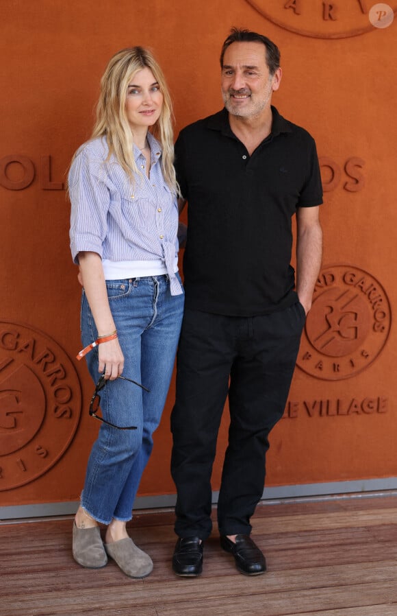 Gilles Lellouche, sa compagne Alizée Guinochet - Célébrités au village lors des Internationaux de France de tennis de Roland Garros 2024 à Paris le 9 juin 2024.  Celebrities in the village during the 2024 Roland Garros French Open tennis tournament in Paris on June 9, 2024.