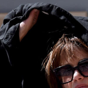 Elle ne s'est d'ailleurs pas laissé incommoder par le soleil qui avait enfin décidé de s'inviter dans le tournoi !
Sophie Marceau assiste à la finale de Roland-Garros le 9 juin 2024 à Paris. Photo : ABACAPRESS.COM