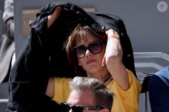 Elle ne s'est d'ailleurs pas laissé incommoder par le soleil qui avait enfin décidé de s'inviter dans le tournoi !
Sophie Marceau assiste à la finale de Roland-Garros le 9 juin 2024 à Paris. Photo : ABACAPRESS.COM