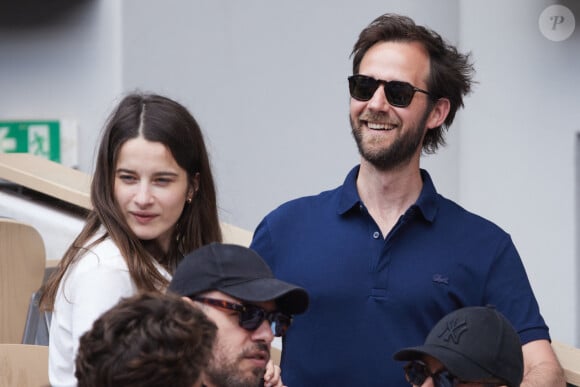 Benjamin Lavernhe et sa compagne Rebecca Marder - Célébrités dans les tribunes de la finale homme des Internationaux de France de tennis de Roland Garros 2024 à Paris le 9 juin 2024. © Jacovides-Moreau/Bestimage 