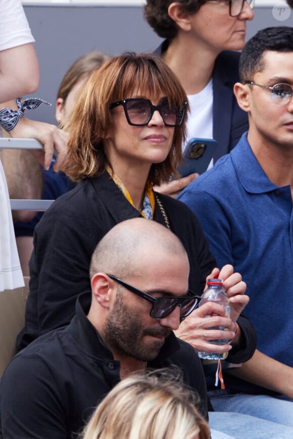 Sophie Marceau et Djanis Bouzyani - Célébrités dans les tribunes de la finale homme des Internationaux de France de tennis de Roland Garros 2024 à Paris le 9 juin 2024. © Jacovides-Moreau/Bestimage 