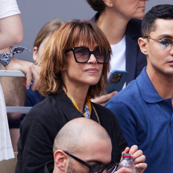 Sophie Marceau et Djanis Bouzyani - Célébrités dans les tribunes de la finale homme des Internationaux de France de tennis de Roland Garros 2024 à Paris le 9 juin 2024. © Jacovides-Moreau/Bestimage 