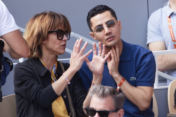 Sophie Marceau et Djanis Bouzyani - Célébrités dans les tribunes de la finale homme des Internationaux de France de tennis de Roland Garros 2024 à Paris le 9 juin 2024. © Jacovides-Moreau/Bestimage 