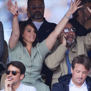 Kad Merad et sa compagne Julia Vignali - Célébrités dans les tribunes de la finale homme des Internationaux de France de tennis de Roland Garros 2024 à Paris le 9 juin 2024. © Jacovides-Moreau/Bestimage 