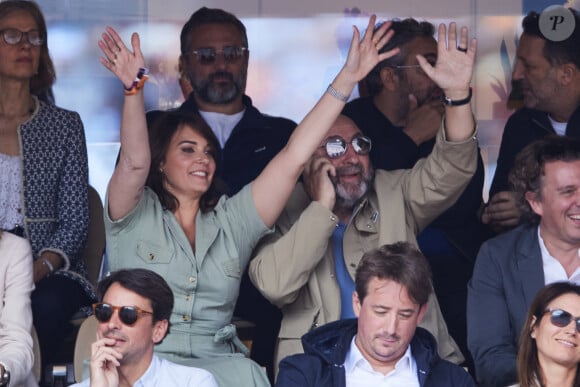 Kad Merad et sa compagne Julia Vignali - Célébrités dans les tribunes de la finale homme des Internationaux de France de tennis de Roland Garros 2024 à Paris le 9 juin 2024. © Jacovides-Moreau/Bestimage 