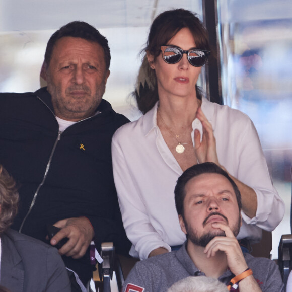 Arthur (Jacques Essebag) et sa femme Mareva Galanter (Miss France 1999) - Célébrités dans les tribunes de la finale homme des Internationaux de France de tennis de Roland Garros 2024 à Paris le 9 juin 2024. © Jacovides-Moreau/Bestimage 