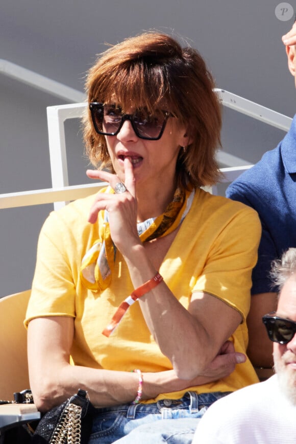 Sophie Marceau - Célébrités dans les tribunes de la finale homme des Internationaux de France de tennis de Roland Garros 2024 à Paris le 9 juin 2024. © Jacovides-Moreau/Bestimage 