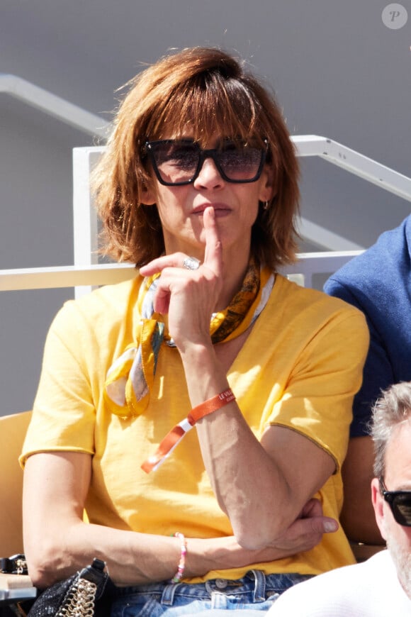 Sophie Marceau - Célébrités dans les tribunes de la finale homme des Internationaux de France de tennis de Roland Garros 2024 à Paris le 9 juin 2024. © Jacovides-Moreau/Bestimage 