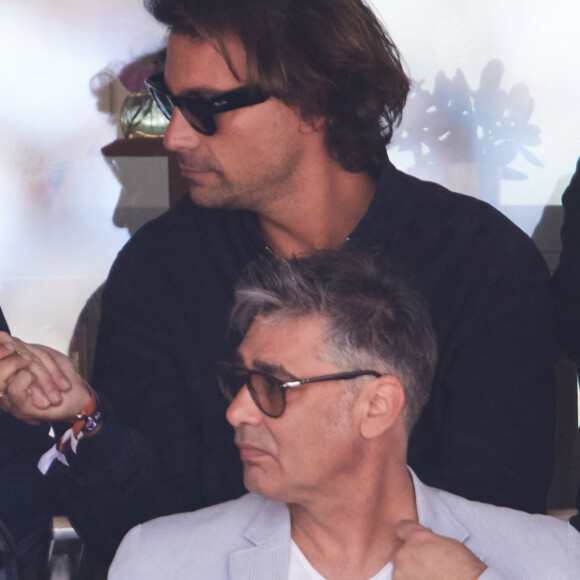 Bertrand Chameroy, Anne-Elisabeth Lemoine - Célébrités dans les tribunes de la finale homme des Internationaux de France de tennis de Roland Garros 2024 à Paris le 9 juin 2024. © Jacovides-Moreau/Bestimage 