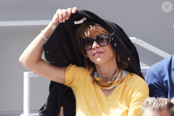 Sophie Marceau - Célébrités dans les tribunes de la finale homme des Internationaux de France de tennis de Roland Garros 2024 à Paris le 9 juin 2024. © Jacovides-Moreau/Bestimage 