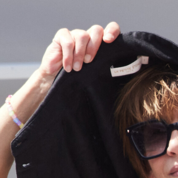 Sophie Marceau - Célébrités dans les tribunes de la finale homme des Internationaux de France de tennis de Roland Garros 2024 à Paris le 9 juin 2024. © Jacovides-Moreau/Bestimage 