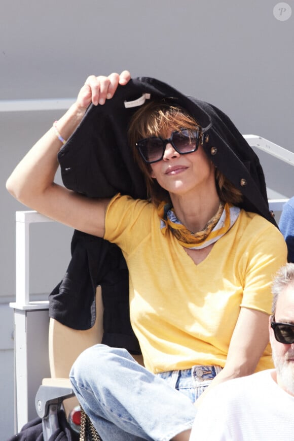 Sophie Marceau - Célébrités dans les tribunes de la finale homme des Internationaux de France de tennis de Roland Garros 2024 à Paris le 9 juin 2024. © Jacovides-Moreau/Bestimage 