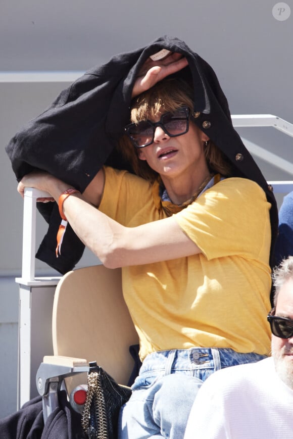 Sophie Marceau - Célébrités dans les tribunes de la finale homme des Internationaux de France de tennis de Roland Garros 2024 à Paris le 9 juin 2024. © Jacovides-Moreau/Bestimage 