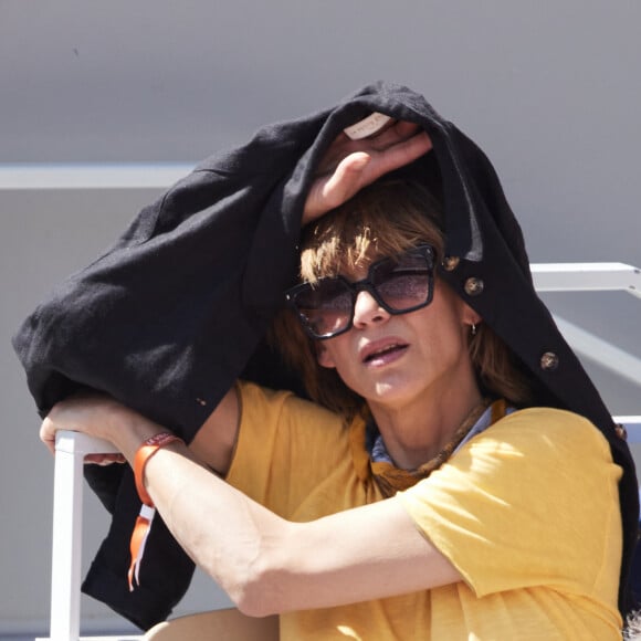 Sophie Marceau - Célébrités dans les tribunes de la finale homme des Internationaux de France de tennis de Roland Garros 2024 à Paris le 9 juin 2024. © Jacovides-Moreau/Bestimage 