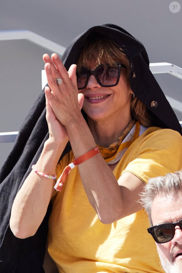 On peut clairement dire que Sophie Marceau a réussi à lui voler la vedette !
Sophie Marceau - Célébrités dans les tribunes de la finale homme des Internationaux de France de tennis de Roland Garros 2024 à Paris le 9 juin 2024. © Jacovides-Moreau/Bestimage 