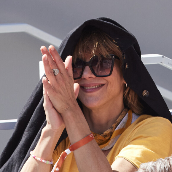 On peut clairement dire que Sophie Marceau a réussi à lui voler la vedette !
Sophie Marceau - Célébrités dans les tribunes de la finale homme des Internationaux de France de tennis de Roland Garros 2024 à Paris le 9 juin 2024. © Jacovides-Moreau/Bestimage 