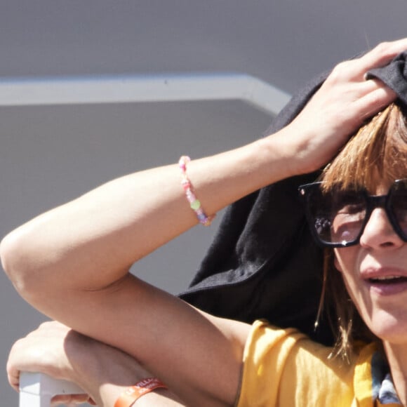 Sophie Marceau - Célébrités dans les tribunes de la finale homme des Internationaux de France de tennis de Roland Garros 2024 à Paris le 9 juin 2024. © Jacovides-Moreau/Bestimage 