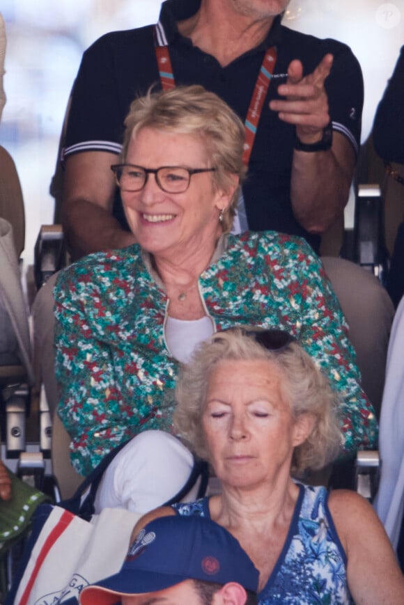 Élise Lucet - Célébrités dans les tribunes de la finale homme des Internationaux de France de tennis de Roland Garros 2024 à Paris le 9 juin 2024. © Jacovides-Moreau/Bestimage 