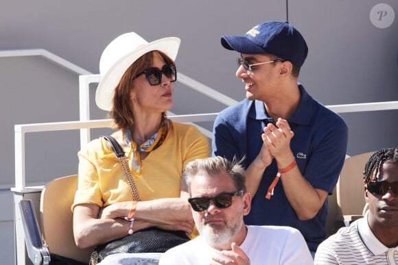 Sophie Marceau, Djanis Bouzyani, Clovis Cornillac - Célébrités dans les tribunes de la finale homme des Internationaux de France de tennis de Roland Garros 2024 à Paris le 9 juin 2024. © Jacovides-Moreau/Bestimage 