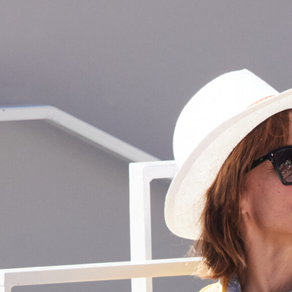 Sophie Marceau, Djanis Bouzyani, Clovis Cornillac - Célébrités dans les tribunes de la finale homme des Internationaux de France de tennis de Roland Garros 2024 à Paris le 9 juin 2024. © Jacovides-Moreau/Bestimage 