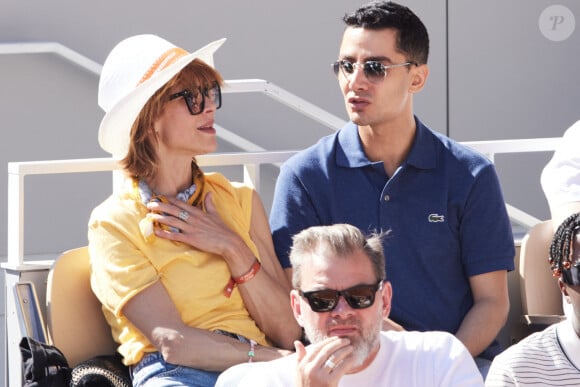 Sophie Marceau, Djanis Bouzyani, Clovis Cornillac - Célébrités dans les tribunes de la finale homme des Internationaux de France de tennis de Roland Garros 2024 à Paris le 9 juin 2024. © Jacovides-Moreau/Bestimage 