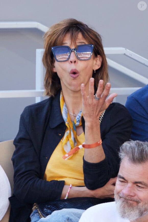 Sophie Marceau - Célébrités dans les tribunes de la finale homme des Internationaux de France de tennis de Roland Garros 2024 à Paris le 9 juin 2024. © Jacovides-Moreau/Bestimage 