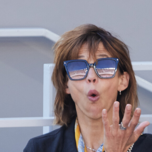 Sophie Marceau - Célébrités dans les tribunes de la finale homme des Internationaux de France de tennis de Roland Garros 2024 à Paris le 9 juin 2024. © Jacovides-Moreau/Bestimage 