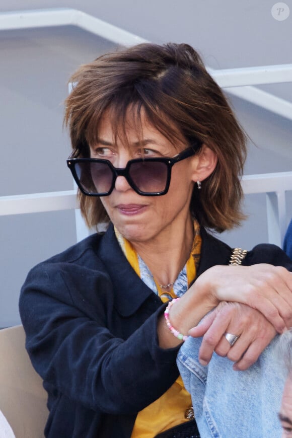 Sophie Marceau - Célébrités dans les tribunes de la finale homme des Internationaux de France de tennis de Roland Garros 2024 à Paris le 9 juin 2024. © Jacovides-Moreau/Bestimage 