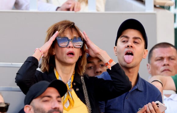 Sophie Marceau, Djanis Bouzyani - Célébrités dans les tribunes de la finale homme des Internationaux de France de tennis de Roland Garros 2024 à Paris le 9 juin 2024. © Jacovides-Moreau/Bestimage 