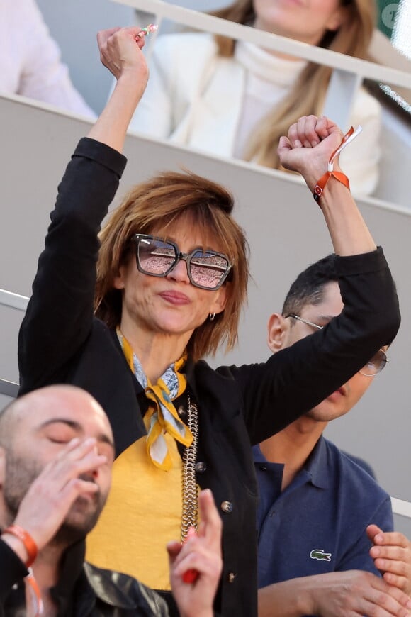 Sophie Marceau - Célébrités dans les tribunes de la finale homme des Internationaux de France de tennis de Roland Garros 2024 à Paris le 9 juin 2024. © Jacovides-Moreau/Bestimage 