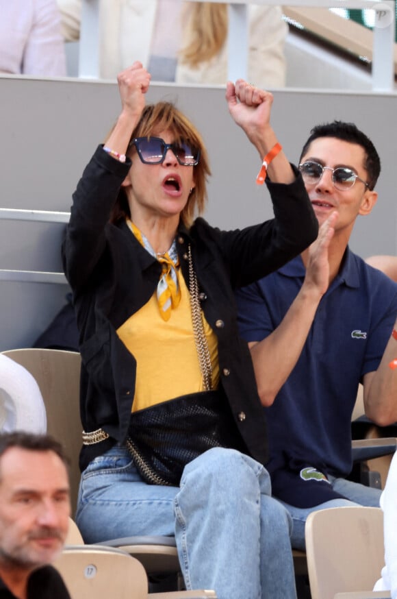 Sophie Marceau, Djanis Bouzyani - Célébrités dans les tribunes de la finale homme des Internationaux de France de tennis de Roland Garros 2024 à Paris le 9 juin 2024. © Jacovides-Moreau/Bestimage 